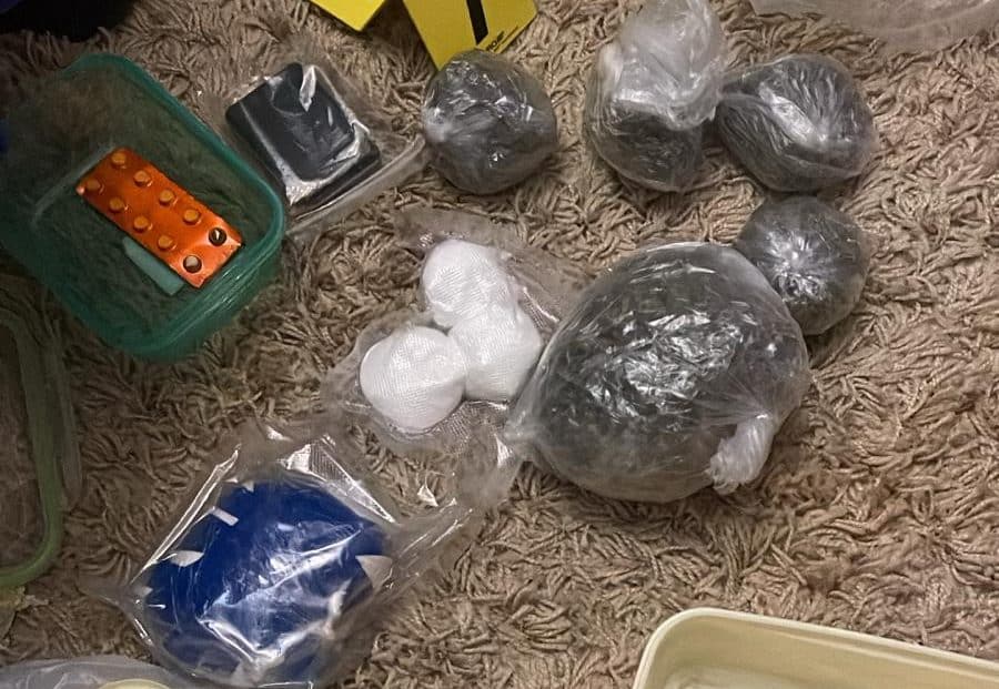 U pretresima u Lukavcu uhapšene dvije osobe, pronađena droga i novac