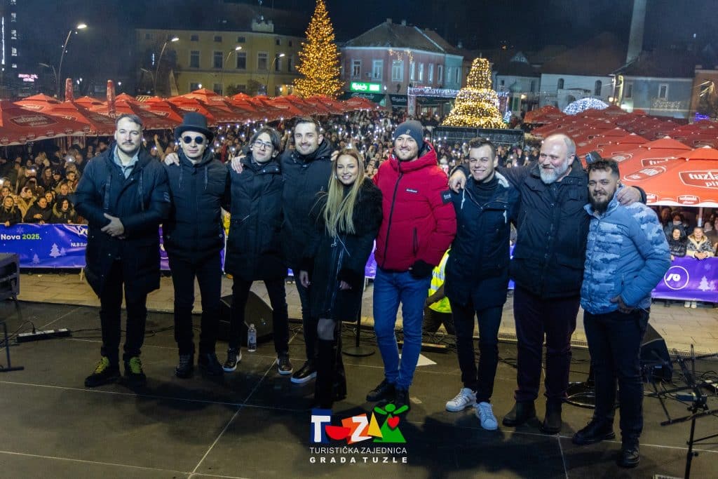 Zima u Tuzli počela nezaboravnim koncertom Mirze Selimovića (FOTO) Zima u Tuzli počela nezaboravnim koncertom Mirze Selimovića (FOTO)