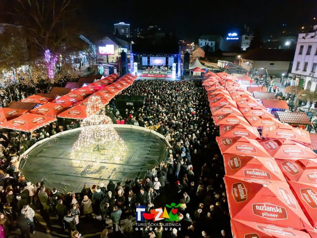 Zima u Tuzli počela nezaboravnim koncertom Mirze Selimovića (FOTO) Zima u Tuzli počela nezaboravnim koncertom Mirze Selimovića (FOTO)