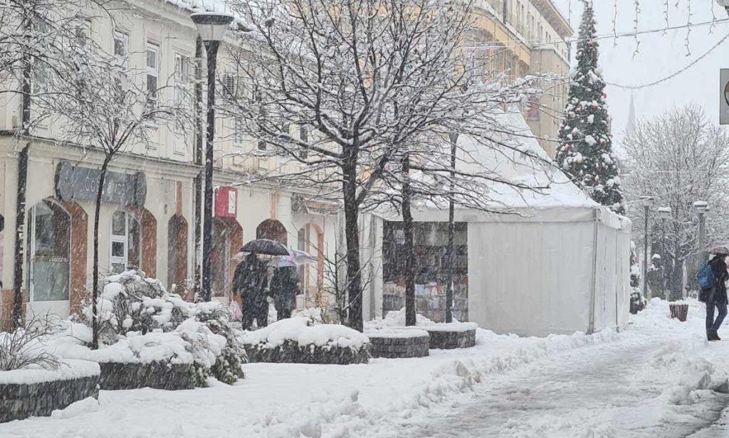 Snijeg zatrpao Tuzlu, nema struje, odgođena nastava u pojedinim školama (FOTO) Snijeg zatrpao Tuzlu, nema struje, odgođena nastava u pojedinim školama (FOTO)