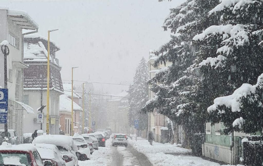 Snijeg zatrpao Tuzlu, nema struje, odgođena nastava u pojedinim školama (FOTO) Snijeg zatrpao Tuzlu, nema struje, odgođena nastava u pojedinim školama (FOTO)