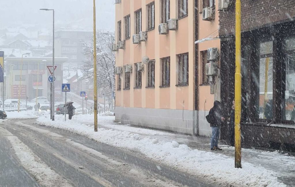 Snijeg zatrpao Tuzlu, nema struje, odgođena nastava u pojedinim školama (FOTO) Snijeg zatrpao Tuzlu, nema struje, odgođena nastava u pojedinim školama (FOTO)