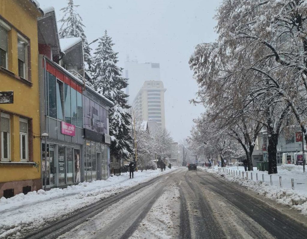 Snijeg zatrpao Tuzlu, nema struje, odgođena nastava u pojedinim školama (FOTO) Snijeg zatrpao Tuzlu, nema struje, odgođena nastava u pojedinim školama (FOTO)