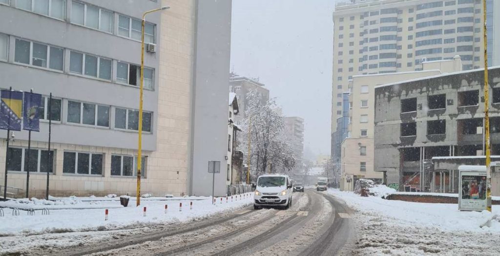 Snijeg zatrpao Tuzlu, nema struje, odgođena nastava u pojedinim školama (FOTO) Snijeg zatrpao Tuzlu, nema struje, odgođena nastava u pojedinim školama (FOTO)