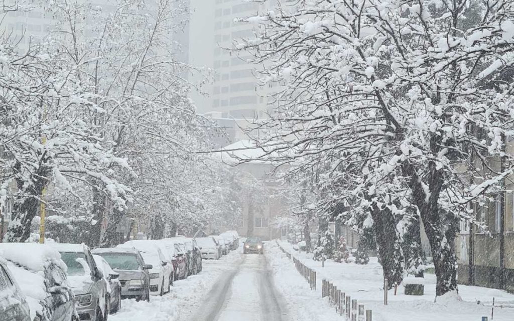 Snijeg zatrpao Tuzlu, nema struje, odgođena nastava u pojedinim školama (FOTO) Snijeg zatrpao Tuzlu, nema struje, odgođena nastava u pojedinim školama (FOTO)
