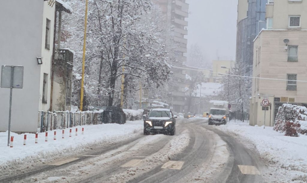 Snijeg zatrpao Tuzlu, nema struje, odgođena nastava u pojedinim školama (FOTO) Snijeg zatrpao Tuzlu, nema struje, odgođena nastava u pojedinim školama (FOTO)