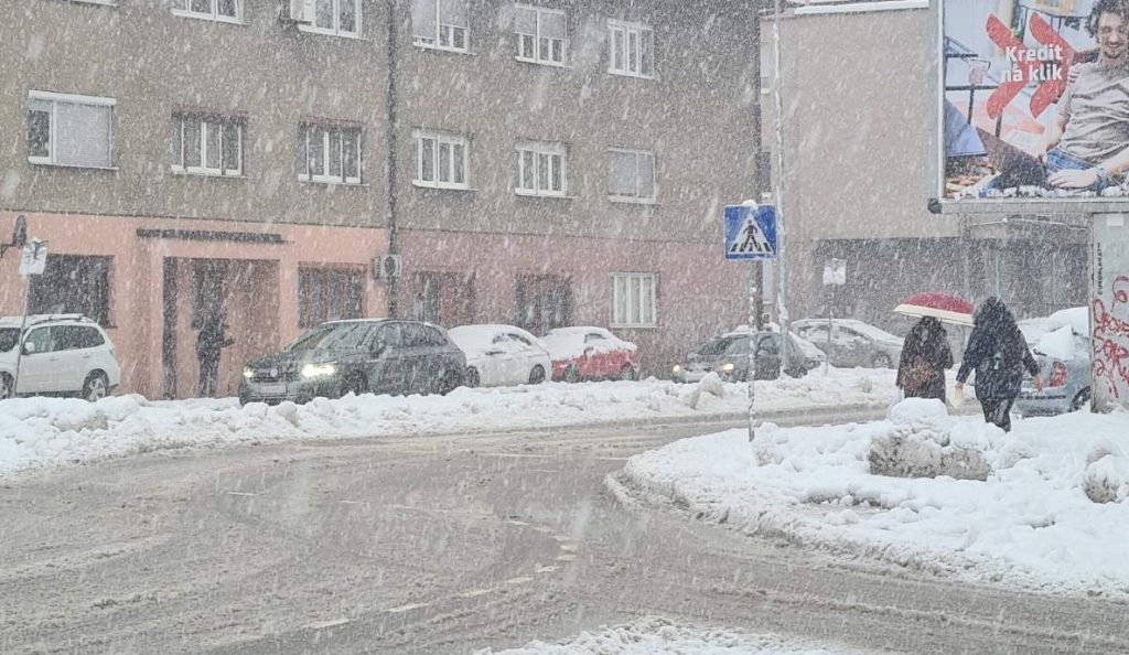 Snijeg zatrpao Tuzlu, nema struje, odgođena nastava u pojedinim školama (FOTO) Snijeg zatrpao Tuzlu, nema struje, odgođena nastava u pojedinim školama (FOTO)