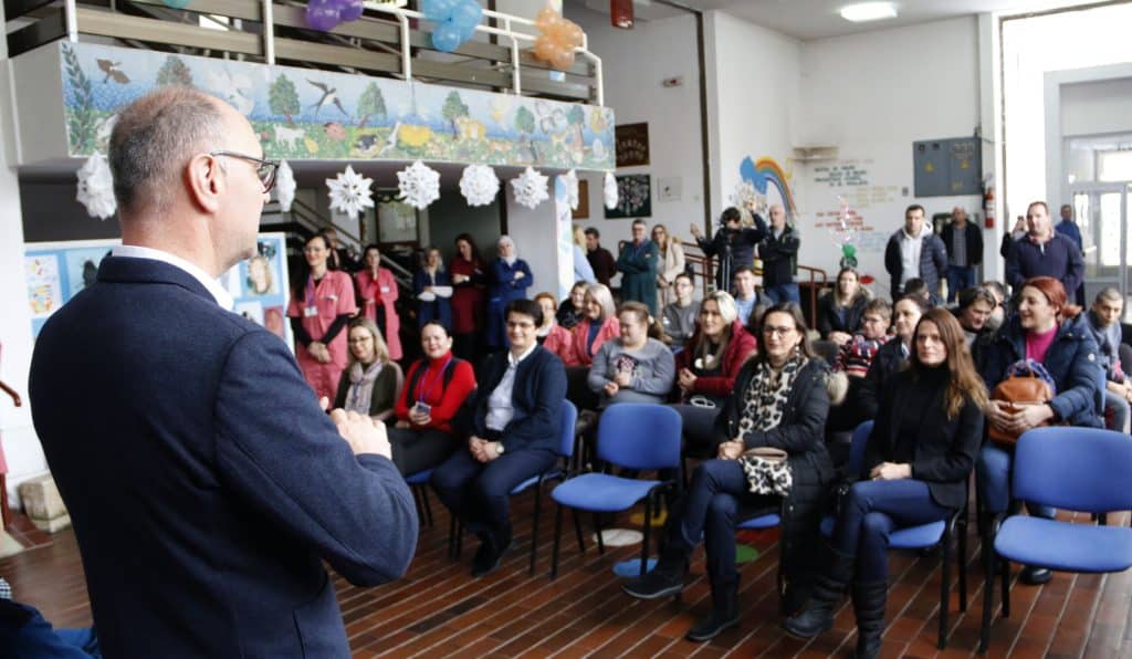 Grad Tuzla i ove godine obezbijedio novogodišnje paketiće za djecu Grad Tuzla i ove godine obezbijedio novogodišnje paketiće za djecu