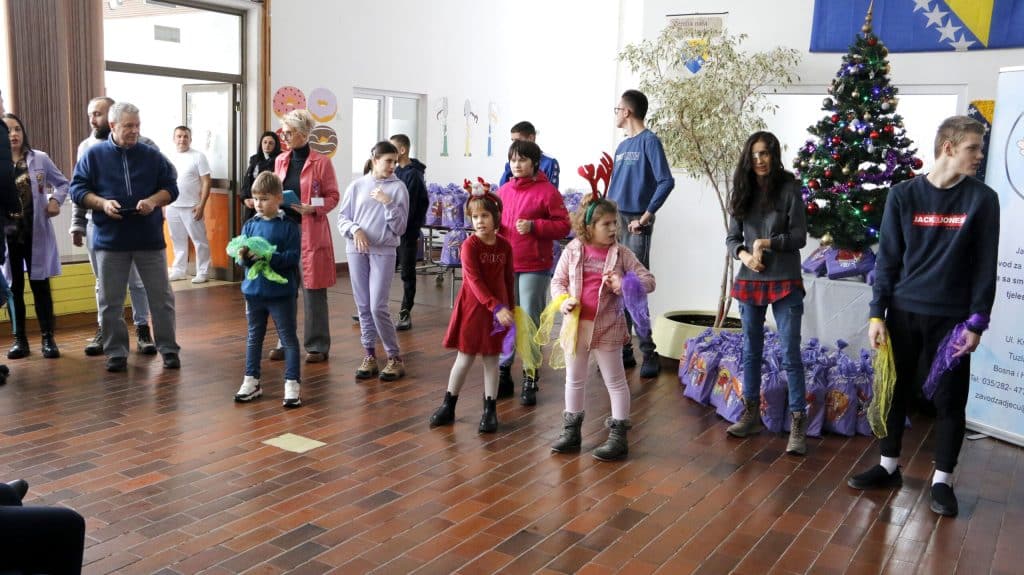 Grad Tuzla i ove godine obezbijedio novogodišnje paketiće za djecu Grad Tuzla i ove godine obezbijedio novogodišnje paketiće za djecu