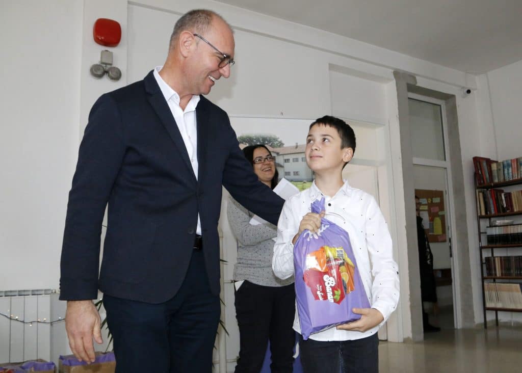 Grad Tuzla i ove godine obezbijedio novogodišnje paketiće za djecu Grad Tuzla i ove godine obezbijedio novogodišnje paketiće za djecu