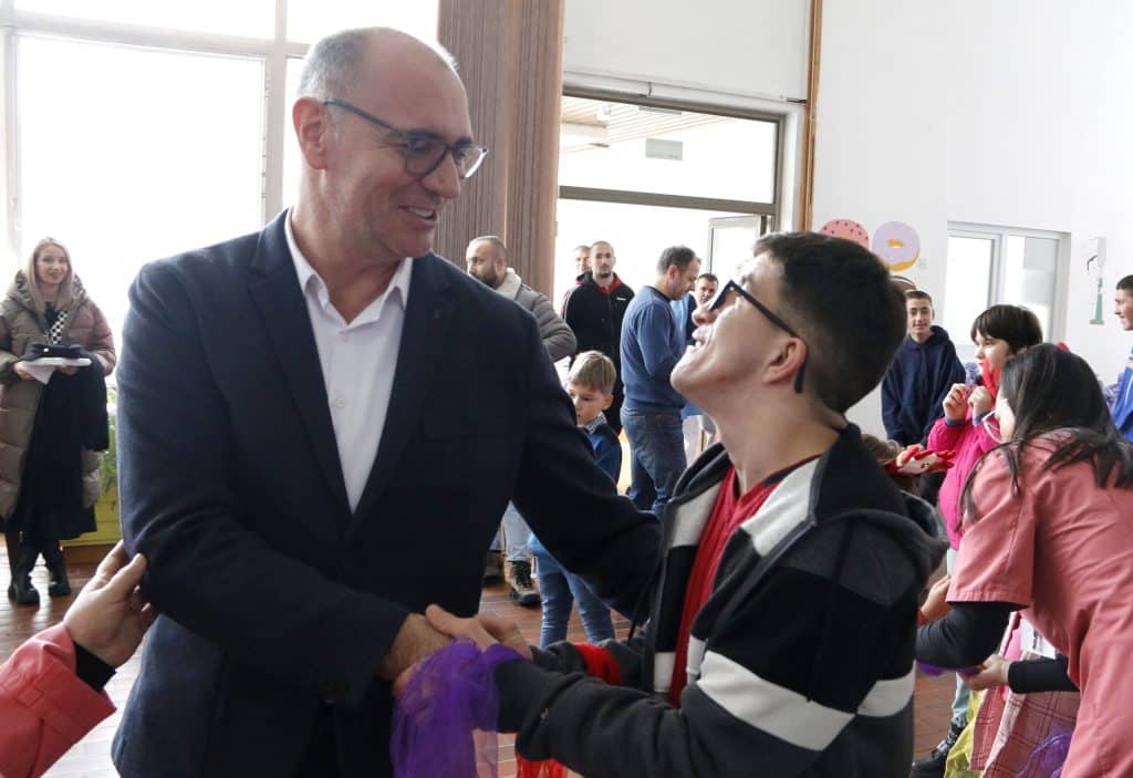 Grad Tuzla i ove godine obezbijedio novogodišnje paketiće za djecu Grad Tuzla i ove godine obezbijedio novogodišnje paketiće za djecu