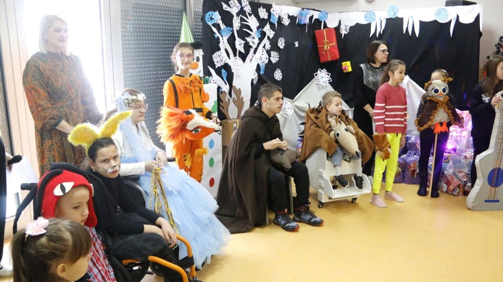 Gradonačelnik Lugavić nastavio tradicionalnu podjelu novogodišnjih paketića djeci Tuzle Gradonačelnik Lugavić nastavio tradicionalnu podjelu novogodišnjih paketića djeci Tuzle