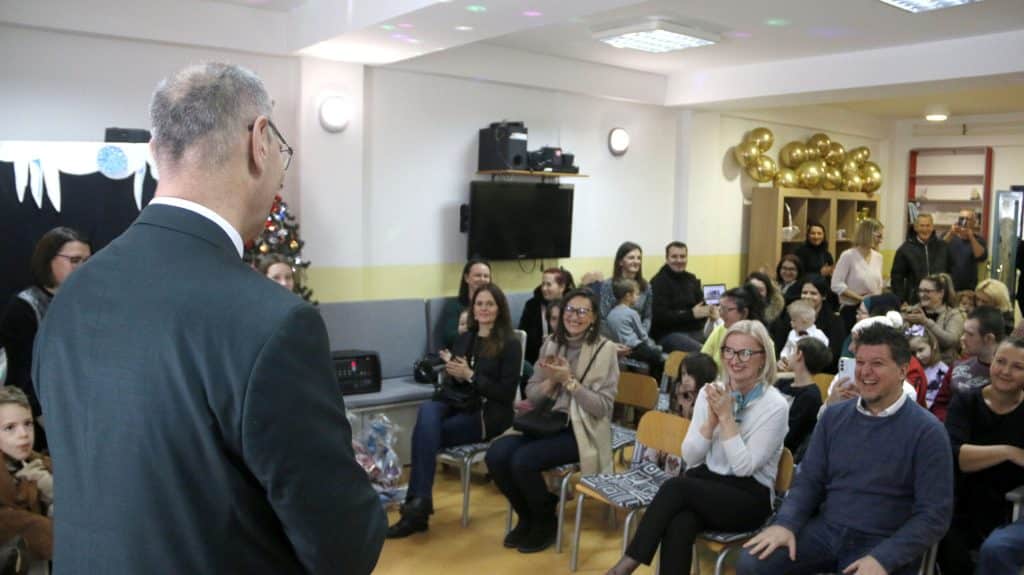 Gradonačelnik Lugavić nastavio tradicionalnu podjelu novogodišnjih paketića djeci Tuzle Gradonačelnik Lugavić nastavio tradicionalnu podjelu novogodišnjih paketića djeci Tuzle
