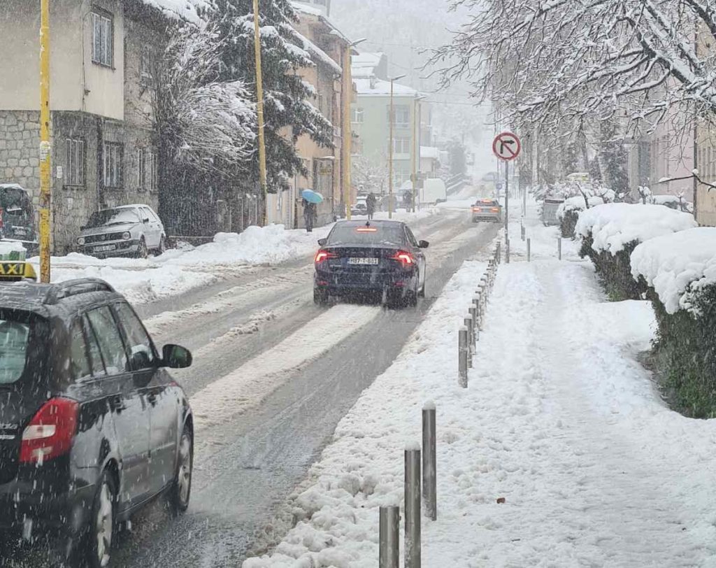 Snijeg zatrpao Tuzlu, nema struje, odgođena nastava u pojedinim školama (FOTO) Snijeg zatrpao Tuzlu, nema struje, odgođena nastava u pojedinim školama (FOTO)