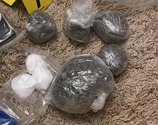 U pretresima u Lukavcu uhapšene dvije osobe, pronađena droga i novac