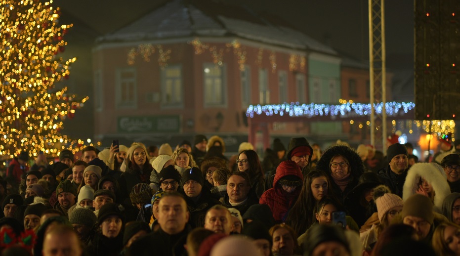 Hiljade posjetitelja okupilo se na Trgu slobode u Tuzli (FOTO)