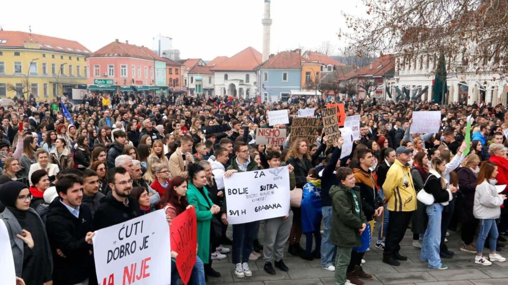 Lugavić: "Podržavam učenike i studente te naše penzionere, naći ćemo riješenje" Lugavić: "Podržavam učenike i studente te naše penzionere, naći ćemo riješenje"