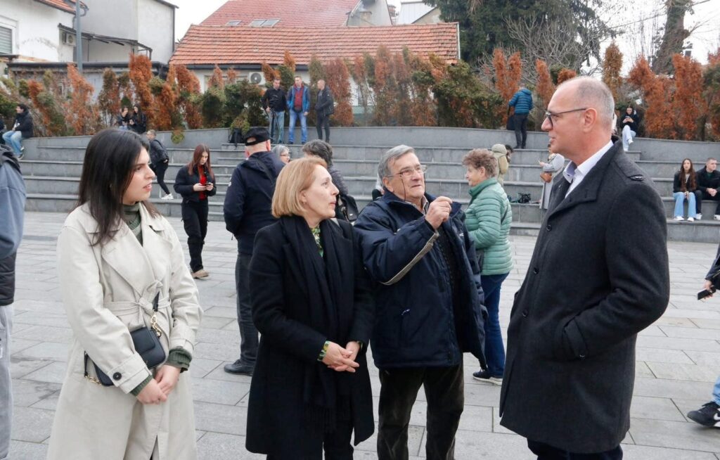 Lugavić: "Podržavam učenike i studente te naše penzionere, naći ćemo riješenje" Lugavić: "Podržavam učenike i studente te naše penzionere, naći ćemo riješenje"