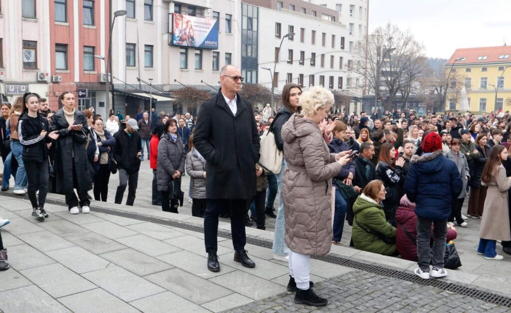 Lugavić: "Podržavam učenike i studente te naše penzionere, naći ćemo riješenje" Lugavić: "Podržavam učenike i studente te naše penzionere, naći ćemo riješenje"