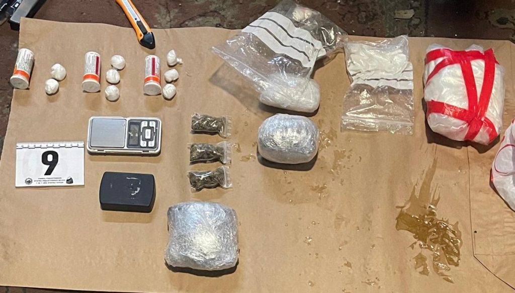 Uhapšene tri osobe u akciji MUP-a TK-a, među njima i bjegunac iz Živinica Uhapšene tri osobe u akciji MUP-a TK-a, među njima i bjegunac iz Živinica