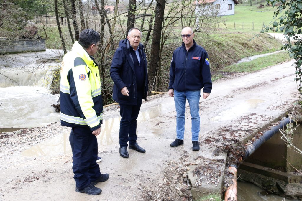 Gradonačelnik Tuzle sa saradnicima na terenu – sve službe u pripravnosti zbog obilnih padavina (FOTO) Gradonačelnik Tuzle sa saradnicima na terenu – sve službe u pripravnosti zbog obilnih padavina (FOTO)
