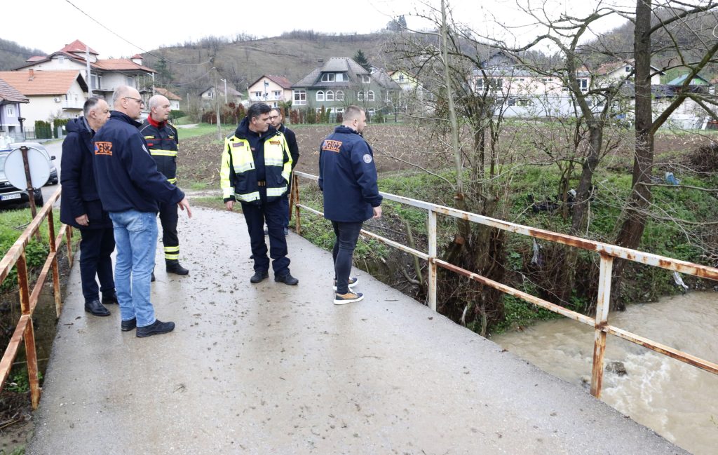 Gradonačelnik Tuzle sa saradnicima na terenu – sve službe u pripravnosti zbog obilnih padavina (FOTO) Gradonačelnik Tuzle sa saradnicima na terenu – sve službe u pripravnosti zbog obilnih padavina (FOTO)