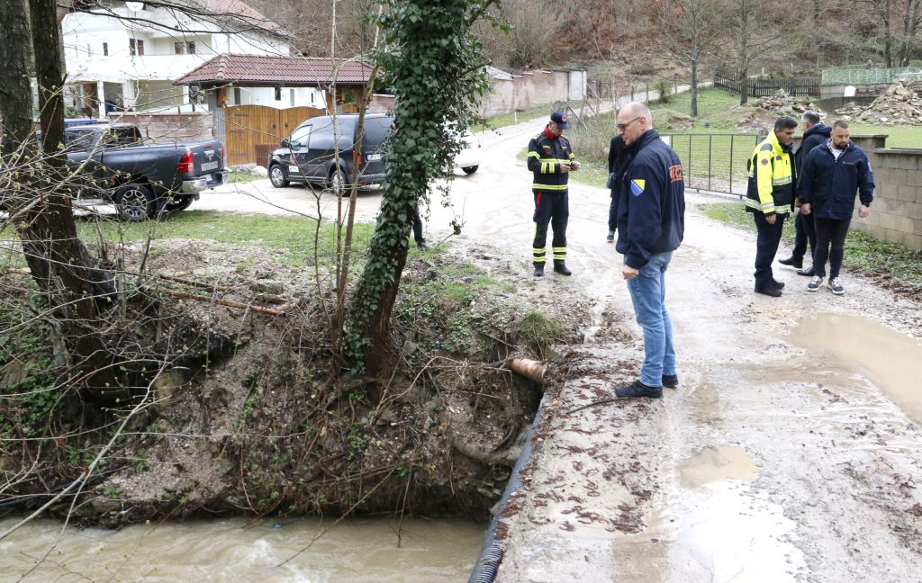 Gradonačelnik Tuzle sa saradnicima na terenu – sve službe u pripravnosti zbog obilnih padavina (FOTO) Gradonačelnik Tuzle sa saradnicima na terenu – sve službe u pripravnosti zbog obilnih padavina (FOTO)