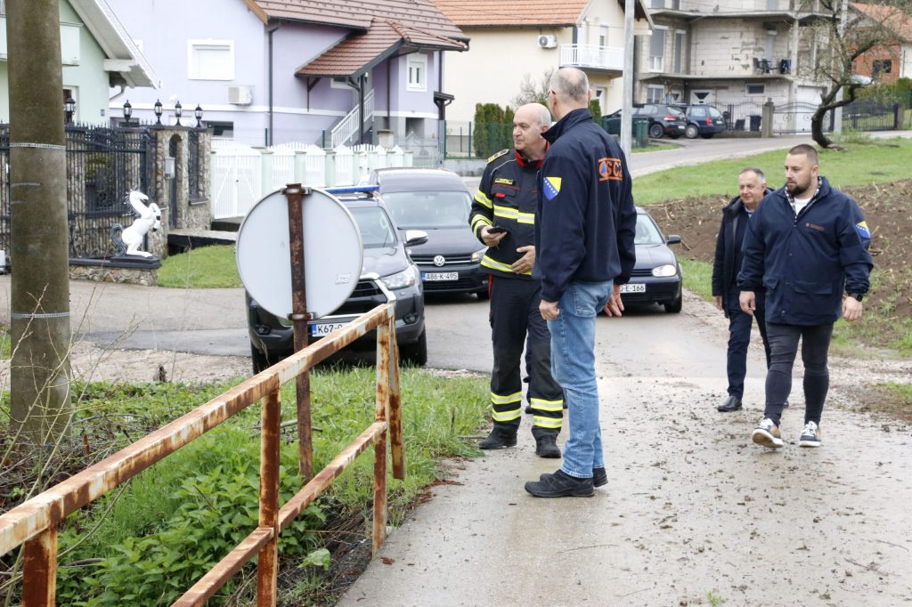 Gradonačelnik Tuzle sa saradnicima na terenu – sve službe u pripravnosti zbog obilnih padavina (FOTO) Gradonačelnik Tuzle sa saradnicima na terenu – sve službe u pripravnosti zbog obilnih padavina (FOTO)
