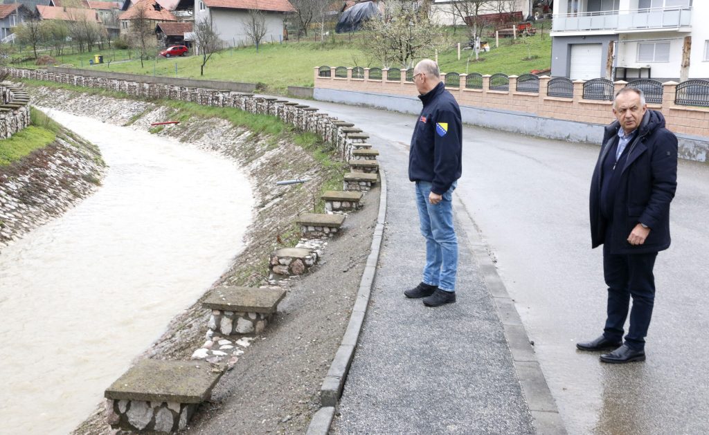 Gradonačelnik Tuzle sa saradnicima na terenu – sve službe u pripravnosti zbog obilnih padavina (FOTO) Gradonačelnik Tuzle sa saradnicima na terenu – sve službe u pripravnosti zbog obilnih padavina (FOTO)