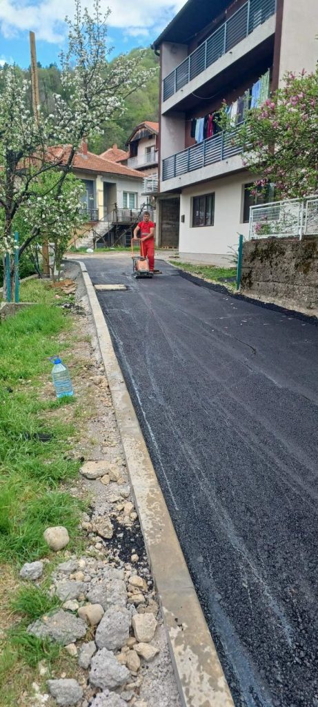 U toku završni radovi na sanaciji kolovoza u tuzlanskoj ulici Slavka Mičića