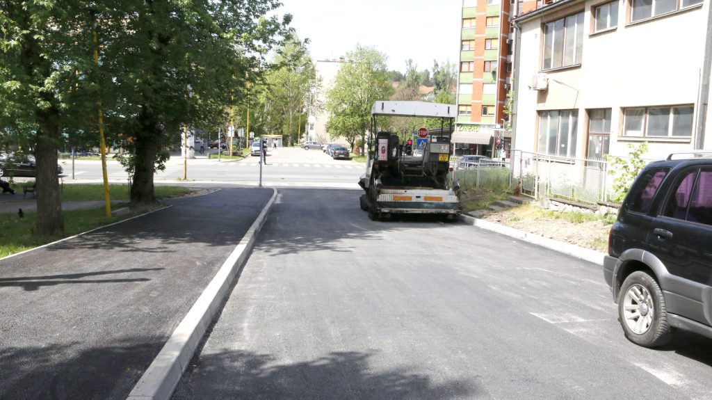 (FOTO)U toku radovi na unapređenju putne infrastrukture u tuzlanskoj ulici Slavka Mičića (FOTO)U toku radovi na unapređenju putne infrastrukture u tuzlanskoj ulici Slavka Mičića