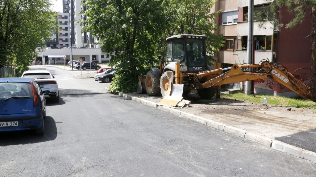 (FOTO)U toku radovi na unapređenju putne infrastrukture u tuzlanskoj ulici Slavka Mičića (FOTO)U toku radovi na unapređenju putne infrastrukture u tuzlanskoj ulici Slavka Mičića