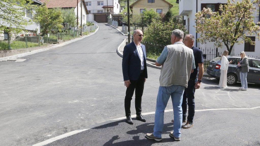 (FOTO)U toku radovi na unapređenju putne infrastrukture u tuzlanskoj ulici Slavka Mičića (FOTO)U toku radovi na unapređenju putne infrastrukture u tuzlanskoj ulici Slavka Mičića