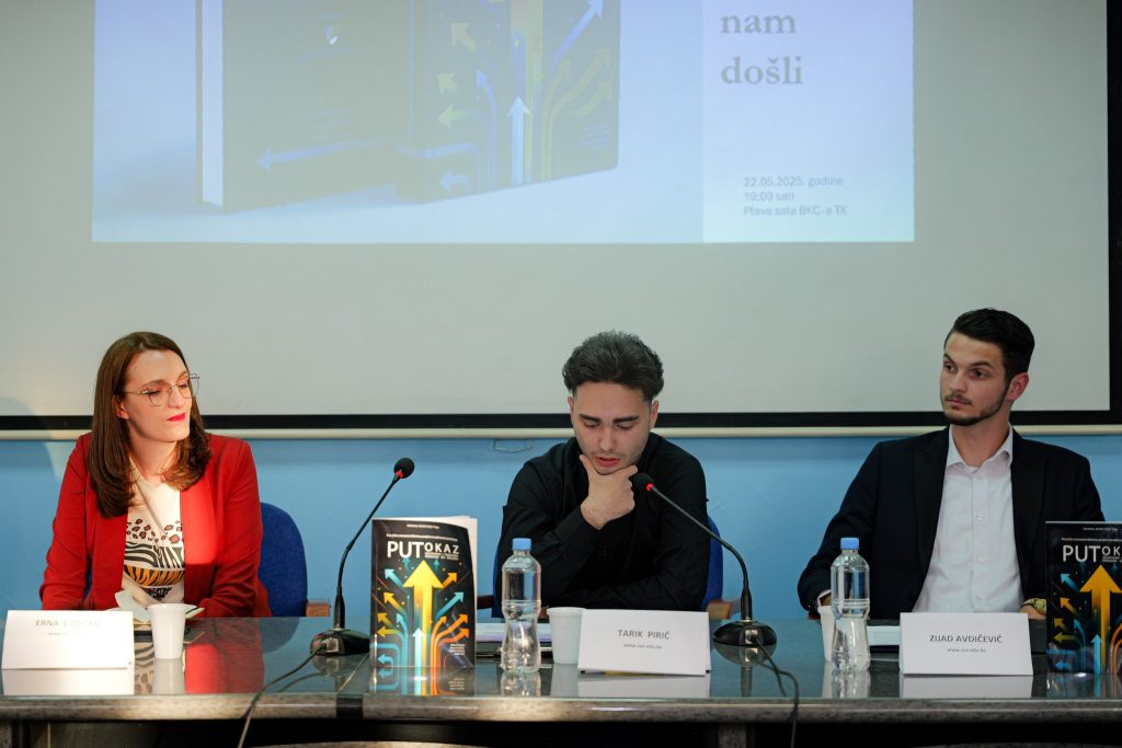 Promovisana knjiga “Putokaz društvenih i kulturnih promjena XXI stoljeća” – rezultat maturskog rada učenika iz Tuzle (FOTO) Promovisana knjiga “Putokaz društvenih i kulturnih promjena XXI stoljeća” – rezultat maturskog rada učenika iz Tuzle (FOTO)