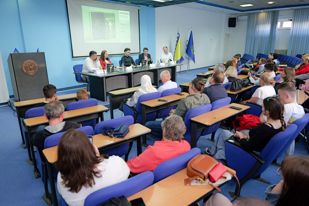 Promovisana knjiga “Putokaz društvenih i kulturnih promjena XXI stoljeća” – rezultat maturskog rada učenika iz Tuzle (FOTO) Promovisana knjiga “Putokaz društvenih i kulturnih promjena XXI stoljeća” – rezultat maturskog rada učenika iz Tuzle (FOTO)