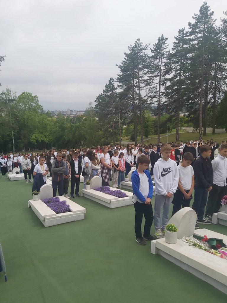 Učenici OŠ Novi Grad Tuzla odali počast žrtvama stradalim na Kapiji (FOTO) Učenici OŠ Novi Grad Tuzla odali počast žrtvama stradalim na Kapiji (FOTO)