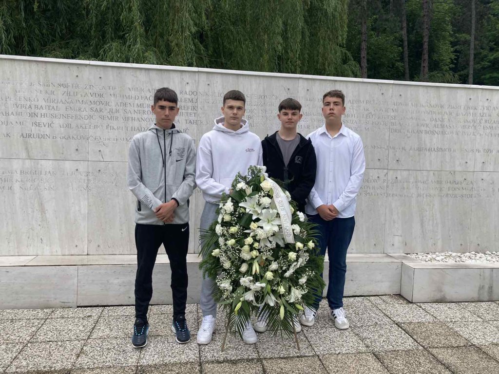 Učenici OŠ Novi Grad Tuzla odali počast žrtvama stradalim na Kapiji (FOTO) Učenici OŠ Novi Grad Tuzla odali počast žrtvama stradalim na Kapiji (FOTO)